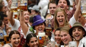Pesta Minum Bir di Festival Oktoberfest Jerman