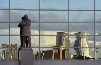 Seni Patung di Stadion, Dari Peristiwa Kontroversial Sampai Pesan Rasisme