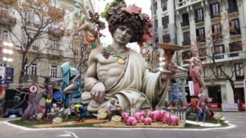 Menikmati Parade Boneka Raksasa di Festival Las Fellas de Valencia