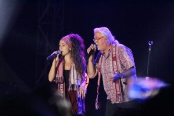 Musisi Mancanegara Enjoy Bawakan Lagu Batak di Samosir Music International 2018