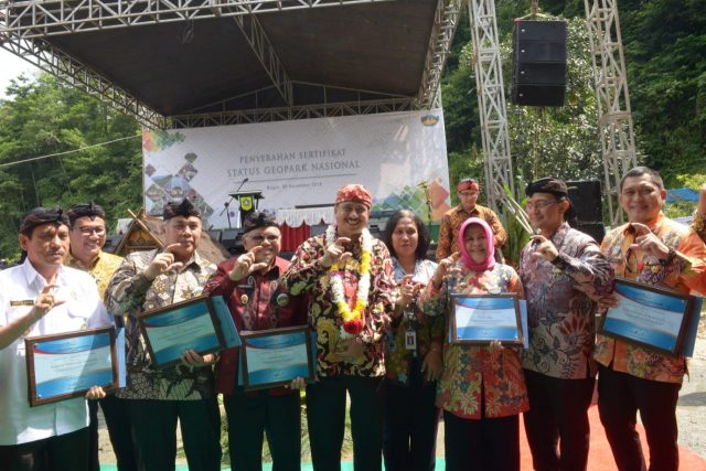 penyerahan sertifikat status geopark nasional 2018