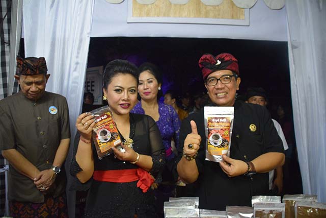 bagikan 2000 gelas kopi gratis