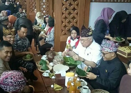 Suasana Sentra Kuliner Pasar Sritanjung - Banyuwangi