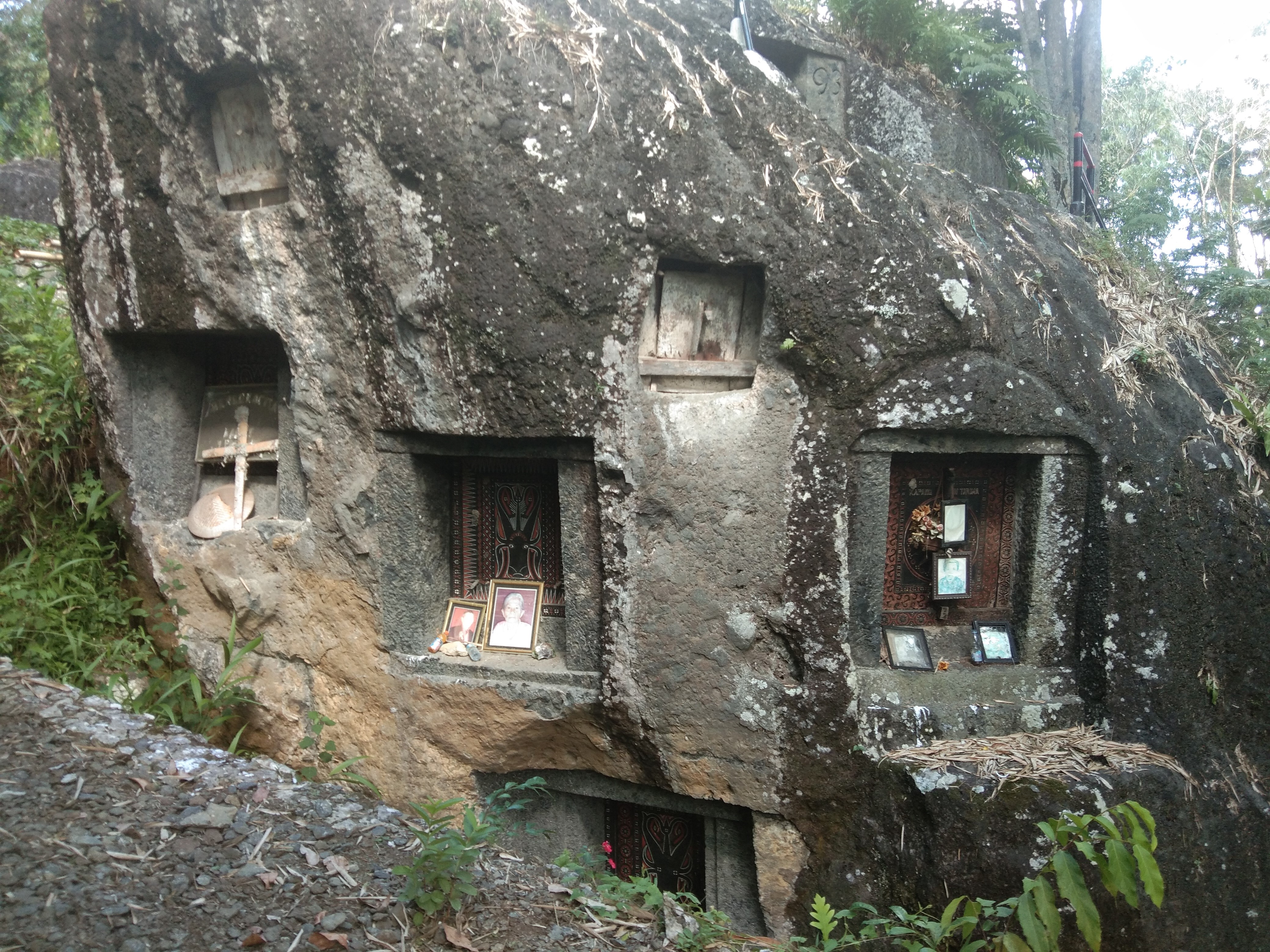 kuburan batu tua berbentuk oval - bori kalimbuang, tana toraja