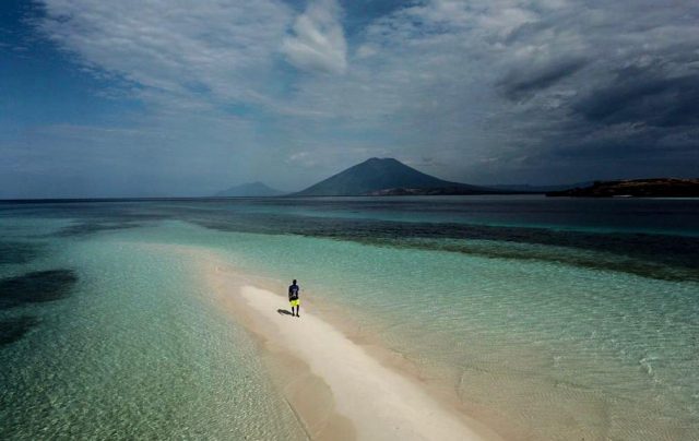 Pasir Timbul yang Unik dan Indah di Tengah laut Flores