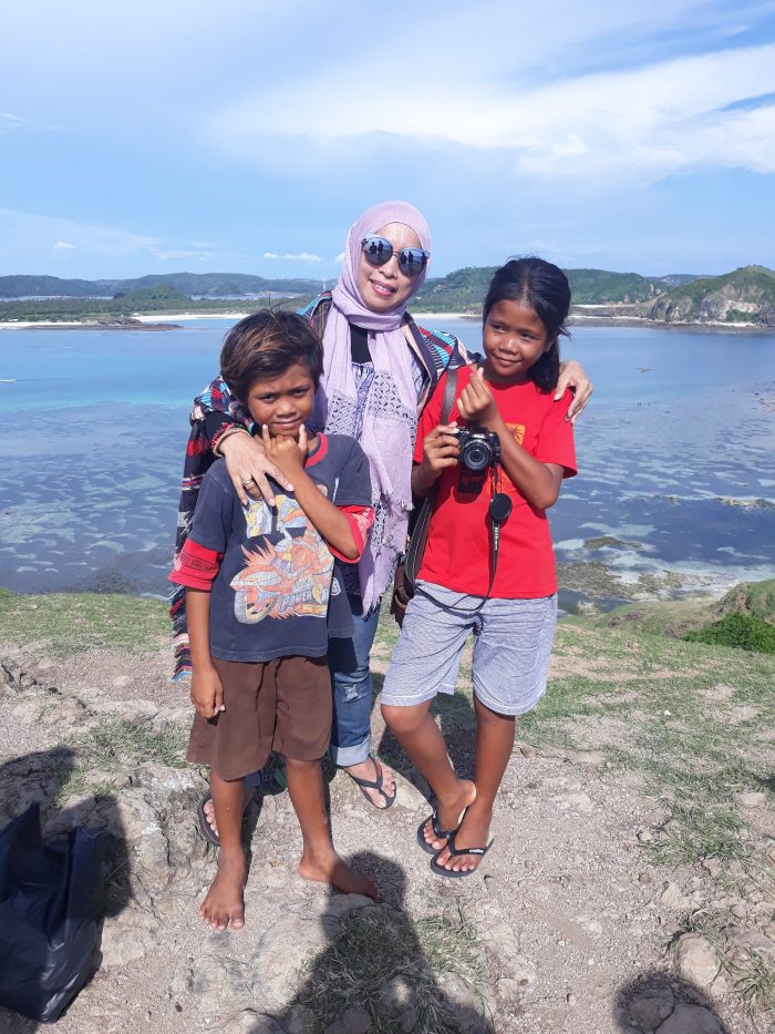 Anak-anak Penjaja Jasa Foto di Pantai Mawun, Lombok