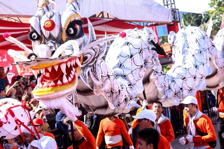 Arak-arakan replika naga di Festival Cap Go Meh 2019 Singkawang