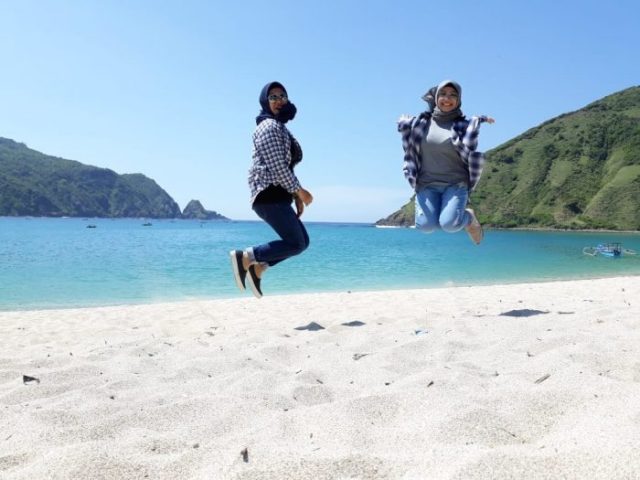 Semangatnya Anak Anak Penjaja Jasa Foto di Pantai Mawun, Lombok