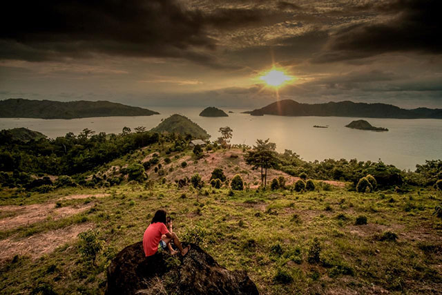 Menyaksikan matahari terbenam di Mandeh