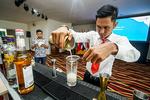 Poltekpar Palembang Datangkan Master Bartender Profesional