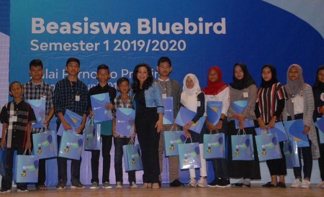 Blue Bird Tbk Bagikan Beasiswa Bagi Anak Pengemudi