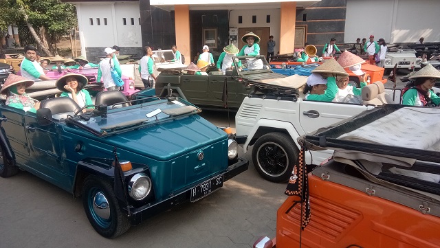 Nikmatnya Keliling Borobudur dengan Mobil Camat