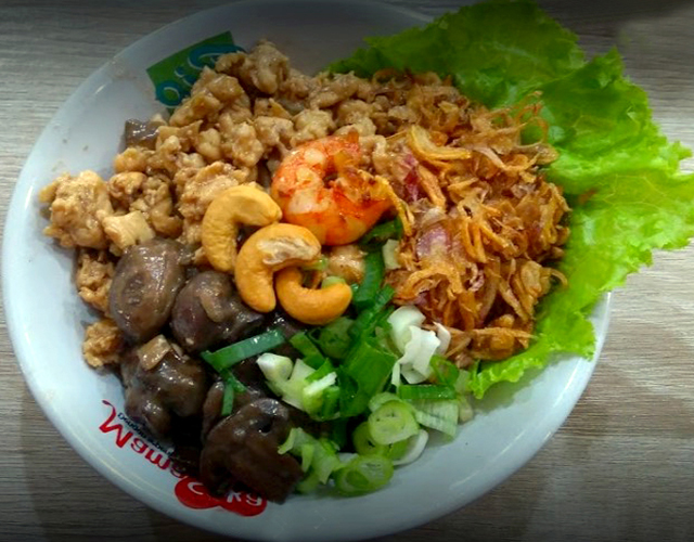 Mie Ayam dengan Topping yang Menggugah Selera