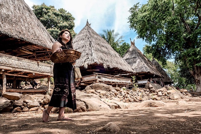 Bertandang ke Suku Abui yang Ramah di Desa Takpala