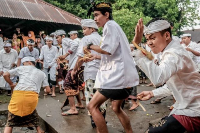 Perang Topat, Simbol Kesuburan dan Perdamaian Antar Umat di Lombok
