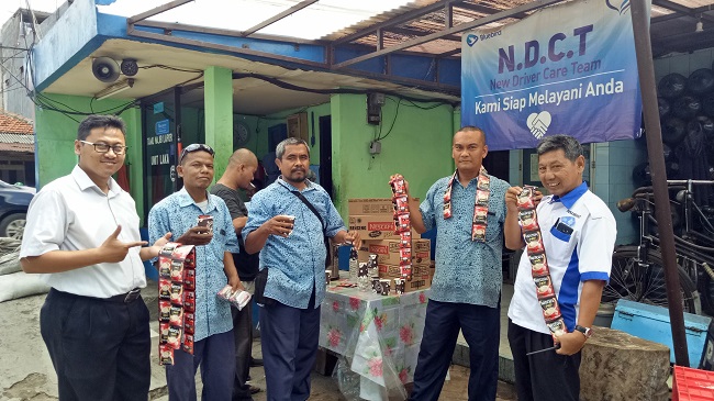 NESCAFÉ Bagikan Bantuan untuk Pengemudi Bluebird