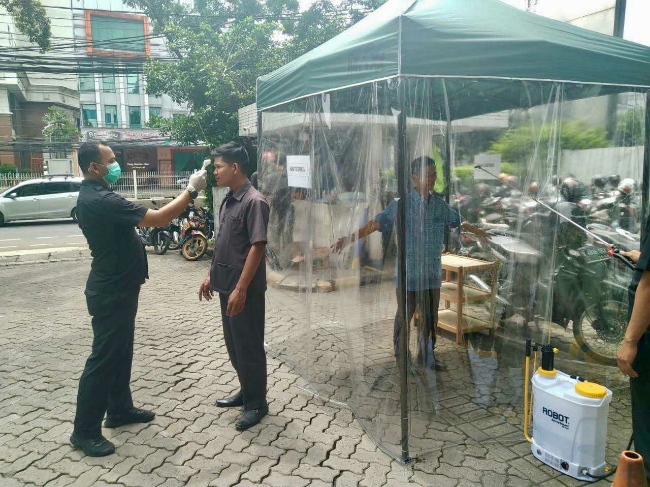 PT Blue Bird Tbk secara berkala menerapkan proses penyemprotan sterilisasi terhadap pengemudi dan karyawan melalui bilik disinfektan