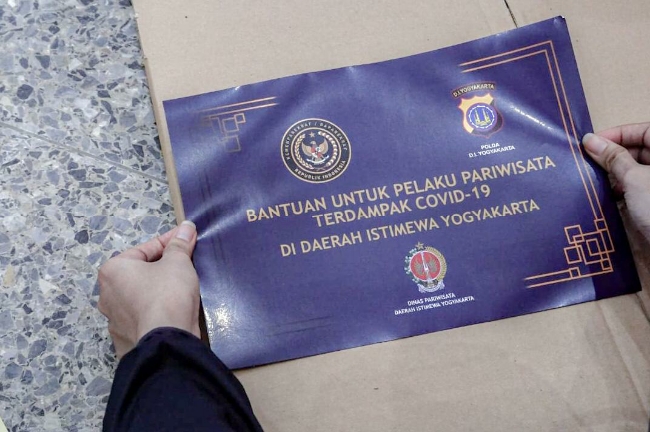 (Kemenparekraf) menyalurkan bantuan berupa paket sembako bagi pekerja dan pelaku pariwisata di Daerah Istimewa (DI) Yogyakarta yang terdampak pandemi COVID-19