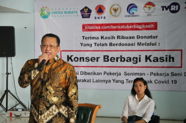 Ketua MPR-RI Serahkan Paket Sembako kepada Empat Organisasi Seni
