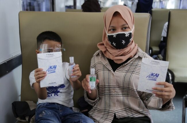 PT KAI Daop 1 Jakarta Apresiasi Pelanggan KA Lewat Pembagian Ribuan Masker dan Sanitizer