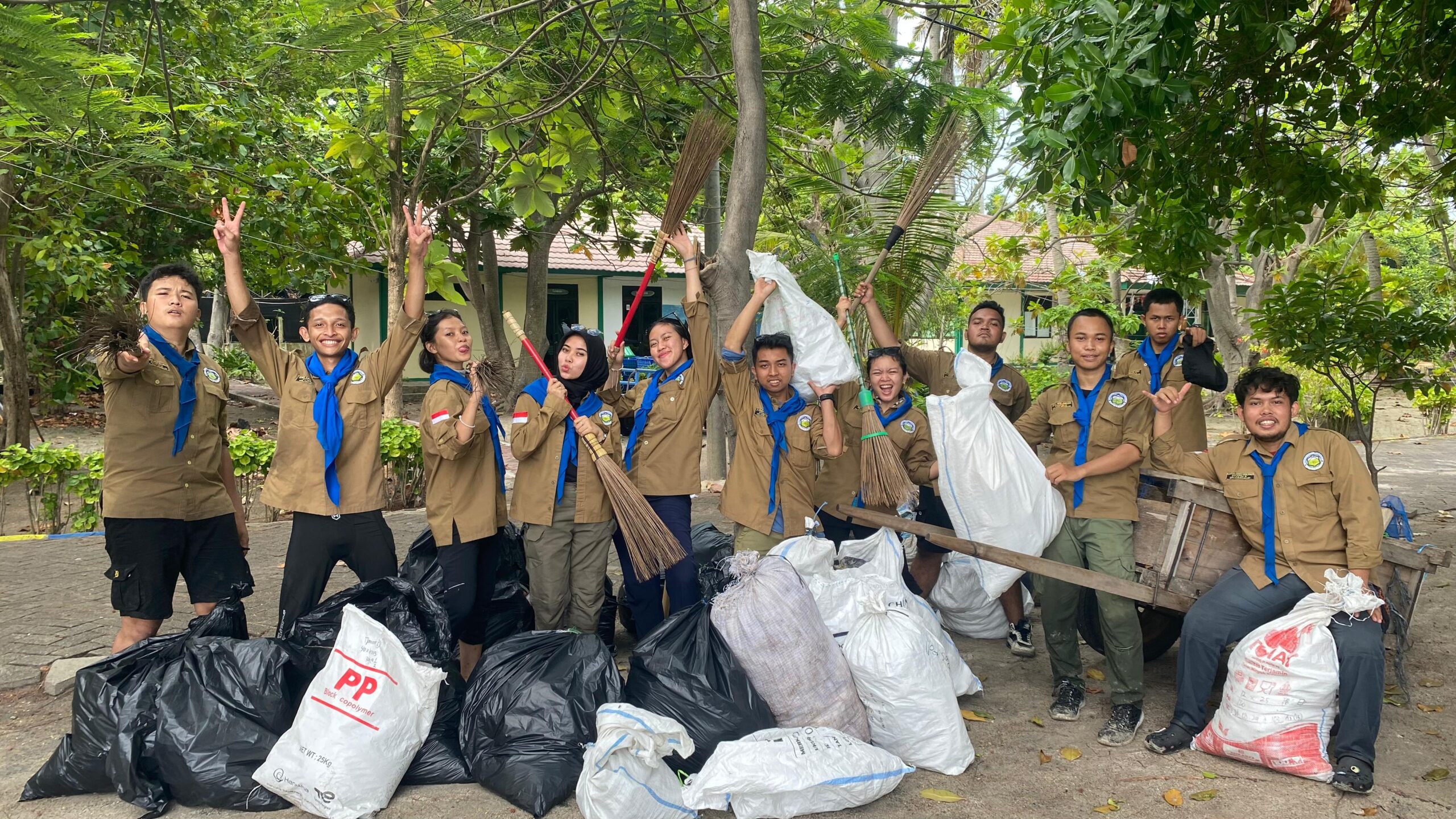 STIAPALA Gelar Aksi Bersih-Bersih Pulau Tidung, Kembalikan Keindahan Pantai