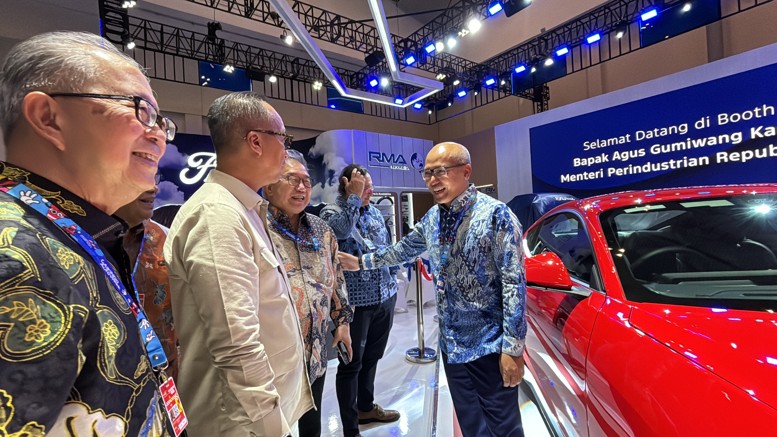 GAIKINDO Jakarta Autoweek 2024: Menteri Perindustrian RI Agus Gumiwang Kartasasmita Bertandang ke Booth Ford Indonesia