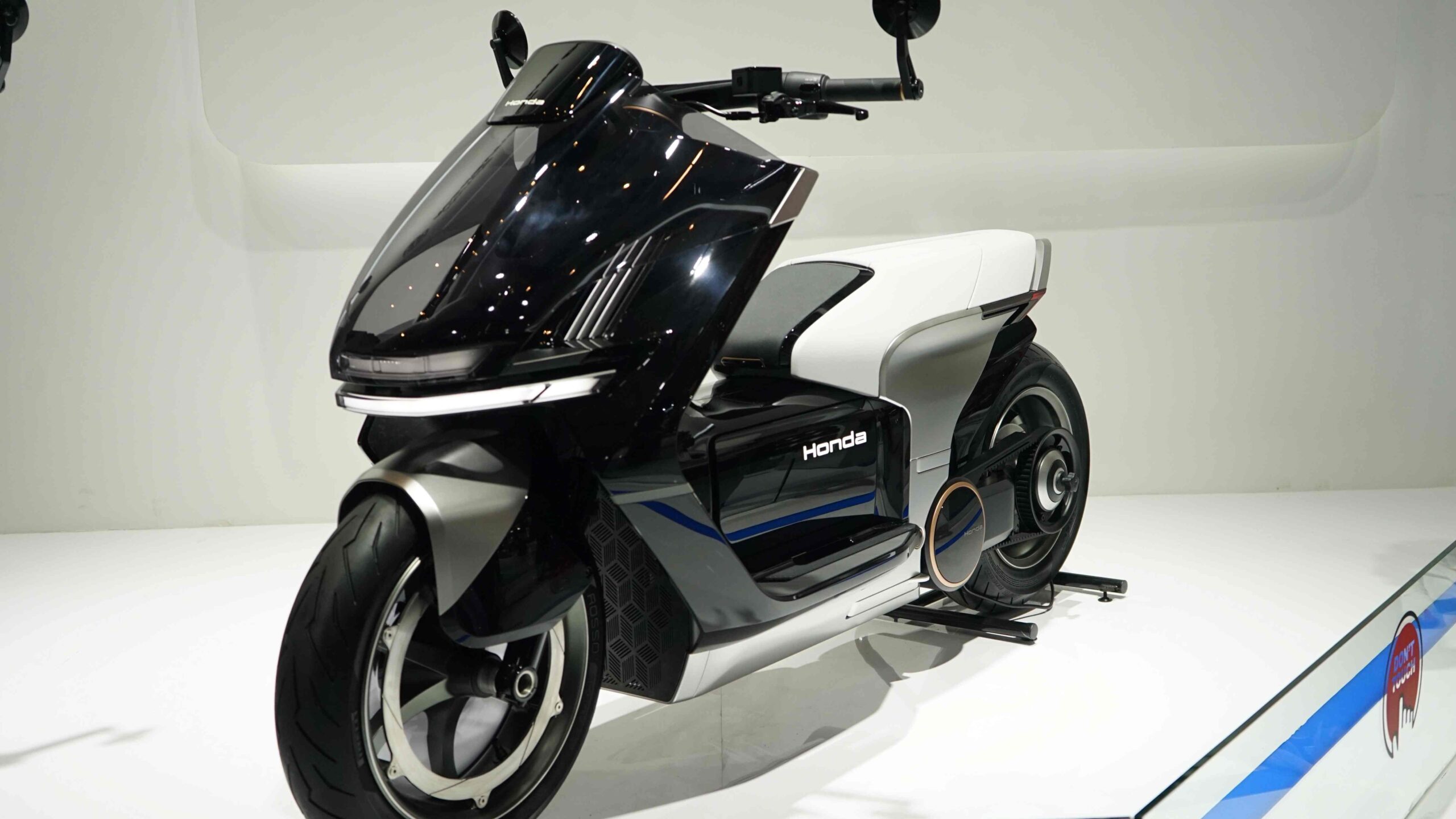 Fitur RoadSync Honda PCX 160 dan Motor Listrik Futuristik Hadir di IIMS 2025 