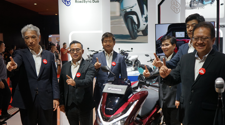 Fitur RoadSync Honda PCX 160 dan Motor Listrik Futuristik Hadir di IIMS 2025