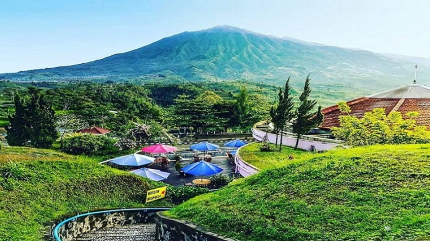 Ketep Pass Magelang panorama pegunungan Merapi Merbabu